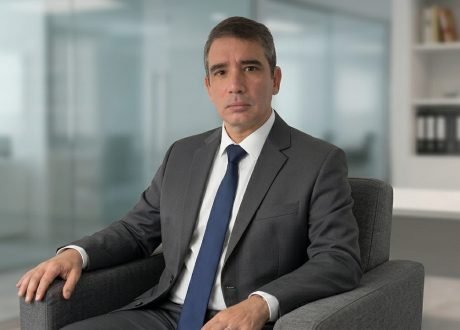 Emanuel Martins, orientador vocacional, sentado em uma poltrona