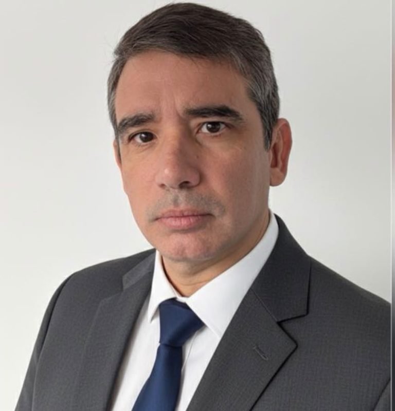 Emanuel Martins, orientador vocacional, em foto de perfil profissional